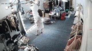 Hack cam shop quần áo xem em gái thay đồ lộ vú mông căng trắng cực dâm
