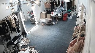 Hack cam shop quần áo xem em gái thay đồ lộ vú mông căng trắng cực dâm