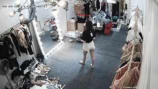 Hack cam shop quần áo xem em gái thay đồ lộ vú mông căng trắng cực dâm
