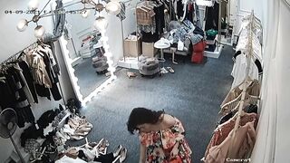 Hack cam shop quần áo xem em gái thay đồ lộ vú mông căng trắng cực dâm