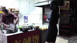 đỉnh cao của public giữa quán ăn đông người