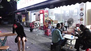 đỉnh cao của public giữa quán ăn đông người