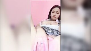 Em học sinh 2k8 vú to lồn hồng hào bị thèm cặc nên phải móc lồn cho khỏi thèm