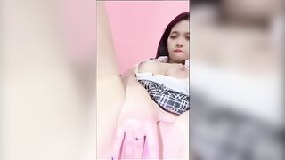 Em học sinh 2k8 vú to lồn hồng hào bị thèm cặc nên phải móc lồn cho khỏi thèm
