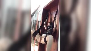 Treo lên tường hết dùng bút chọt âm đạo anh còn địt em sướng muốn xuất