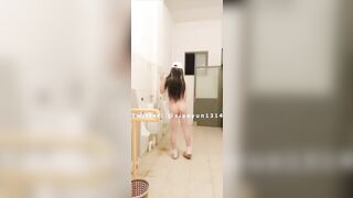 Cô gái nứng lồn ở chuồng trong toilet nam thủ dâm