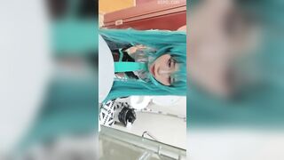 Cosplay Miku dâm dật trợn mắt rên sướng khi bị nện lút lồn