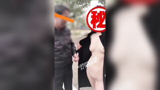 Cô khoe vú ngoài đường bị phát hiện