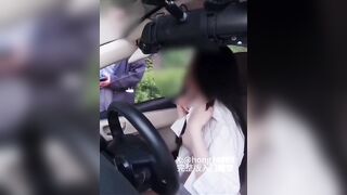 Cô gái khoe vú khi hỏi thăm đường