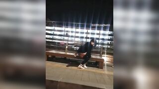 Cô gái thủ dâm nơi công viên