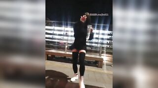 Cô gái thủ dâm nơi công viên