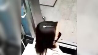 Cô gái nứng lồn đái trong thang máy