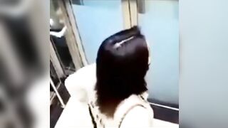 Cô gái nứng lồn đái trong thang máy