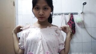 Em gái teen sexy show dáng trong nhà tắm