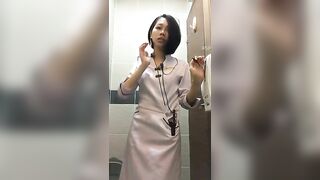 Dâm vãi lồn em gái phục vụ lẻn vào WC thọc bi run rẩy vào lồn phê lòi