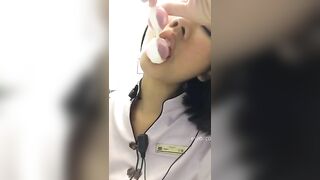 Dâm vãi lồn em gái phục vụ lẻn vào WC thọc bi run rẩy vào lồn phê lòi