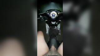 Biến thái chạy xe k mặc quần