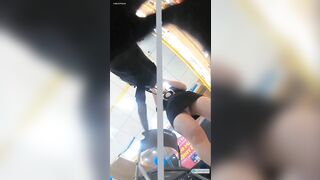 Quay lén dưới váy các em nhân viên thế giới di động màu trắng trông thật xinh