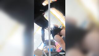 Quay lén dưới váy các em nhân viên thế giới di động màu trắng trông thật xinh
