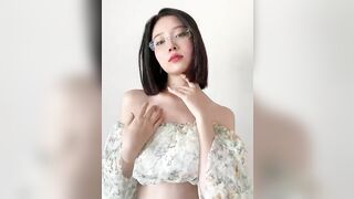 mặt đã xinh em còn đeo thêm kính thì nhìn dâm nhân x10