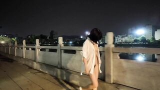 gái xinh public ngay bờ hồ đông người qua lại