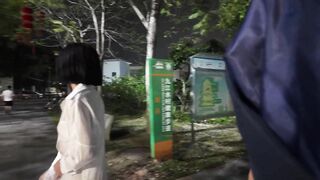 gái xinh public ngay bờ hồ đông người qua lại