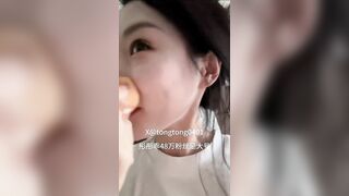 Cô gái khoe vú trước mặt người lạ
