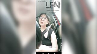 Gái xinh đeo kính dâm đãng thủ dâm trong xe ô tô