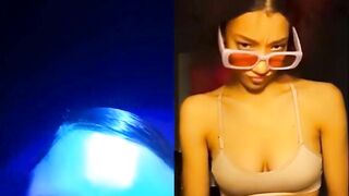 Hai cô gái lạ cùng show vú cho nhau xem