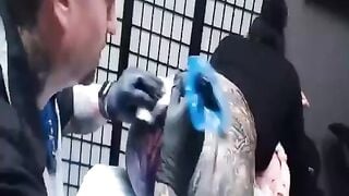 Xăm lồn cho chị khách, Mà cứ chảy đầy dâm thủy xin móc lồn