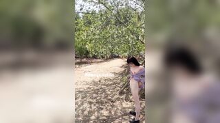 Vừa đi chơi vừa khoe hàng ngoài công viên trước mặt người lạ