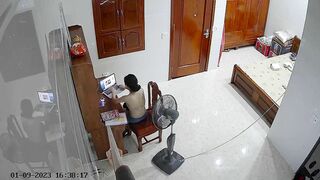 Hack cam xem em gái dâm đít to to mặc đồ lót thay đồ rên phê vcl