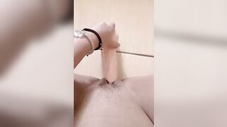Nhìn em dâm rậm lông thọc dildo to vào bím rồi rên phê lòi mắt