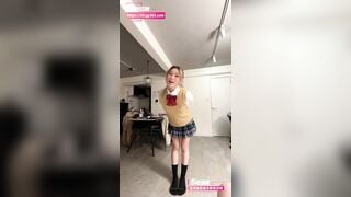 Cô e họ nhỏ xinh đẹp của tôi không kiềm được mà lao vào bú cặc khi vừa đi học về