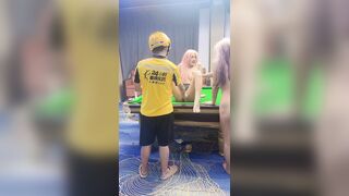 Anh shipper may mắn và những cô gái dâm đãng show hàng public trên bàn bida