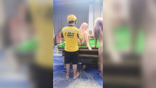 Anh shipper may mắn và những cô gái dâm đãng show hàng public trên bàn bida