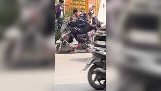 Ngồi sau nên phải chịu đau