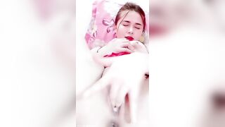 Bà mẹ 2 con vú khủng lên live thủ dâm móc bím với người lạ
