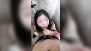 E nứng quá nên đành dắt e vào nvs cho bú cu địt giải tỏa rồi dùng dưa chuột móc lồn