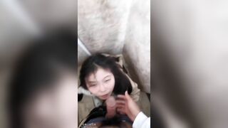 E nứng quá nên đành dắt e vào nvs cho bú cu địt giải tỏa rồi dùng dưa chuột móc lồn