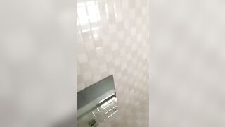 Em rau non học sinh trốn vào phòng tắm quay cởi đồ quay video show lồn hồng cho a xem