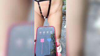 Vừa sắm được cái máy rung liền dắt vợ ra đường test hàng public cho nóng