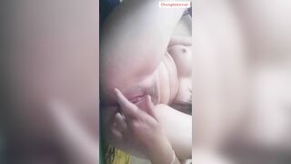 E gái mới lớn nứng lồn