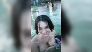 rosababyvip ở chuồng tắm biển. Buồn thì kiếm trai chụp hình khoe hàng giải sầu ~ Swag