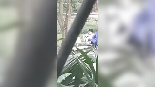Bắt được đôi bạn trẻ dẫn nhau ra công viên địt