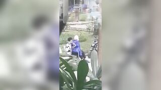 Bắt được đôi bạn trẻ dẫn nhau ra công viên địt