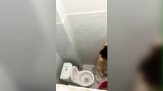 quay lén phòng trọ gặp ngay bé công nhân tắm chuồng