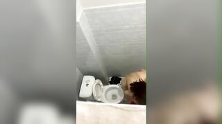quay lén phòng trọ gặp ngay bé công nhân tắm chuồng