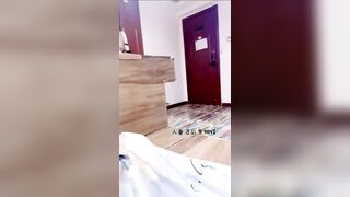 Nghe lời chồng ở chuồng ra nhận hàng shipper