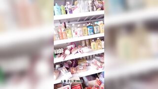 Cô gái mặc đồ như không mặc ở nơi công cộng